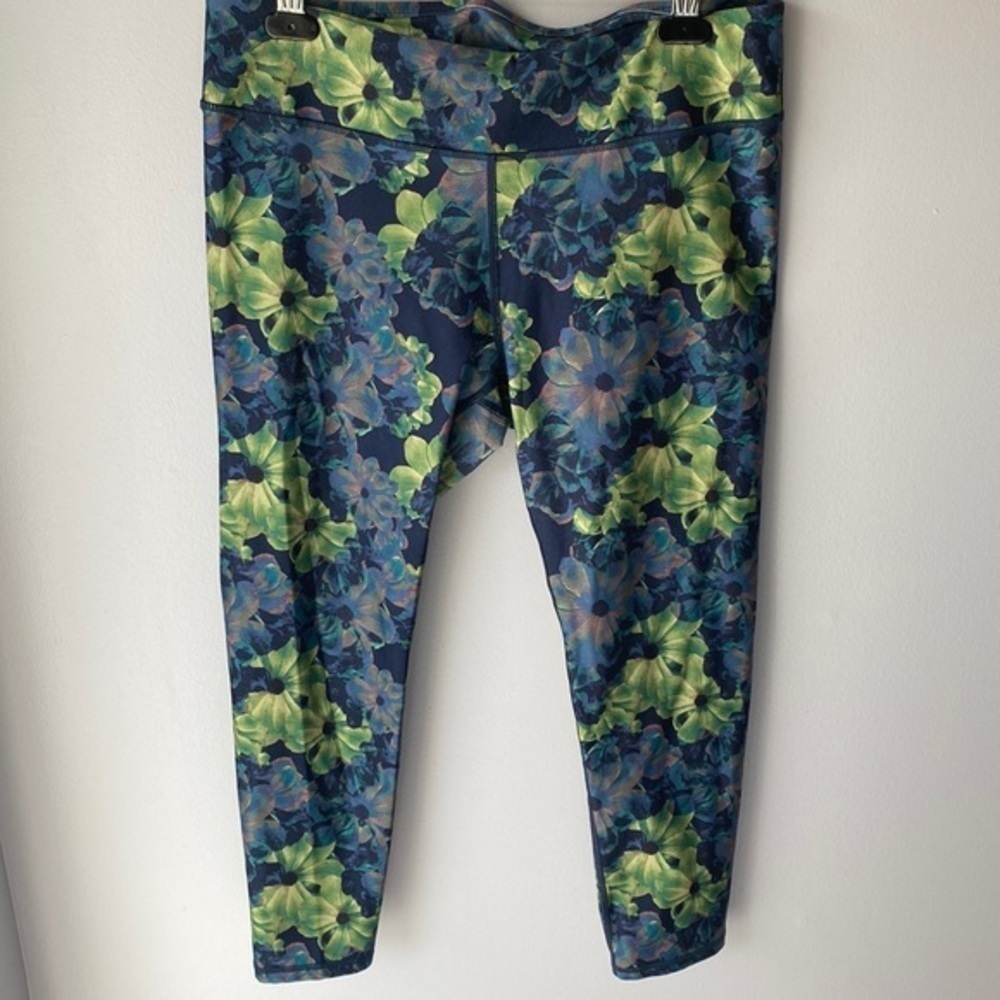 Fabletics Powerflex Salar Capri Super-bloom pattern Capris Legging Extra Large